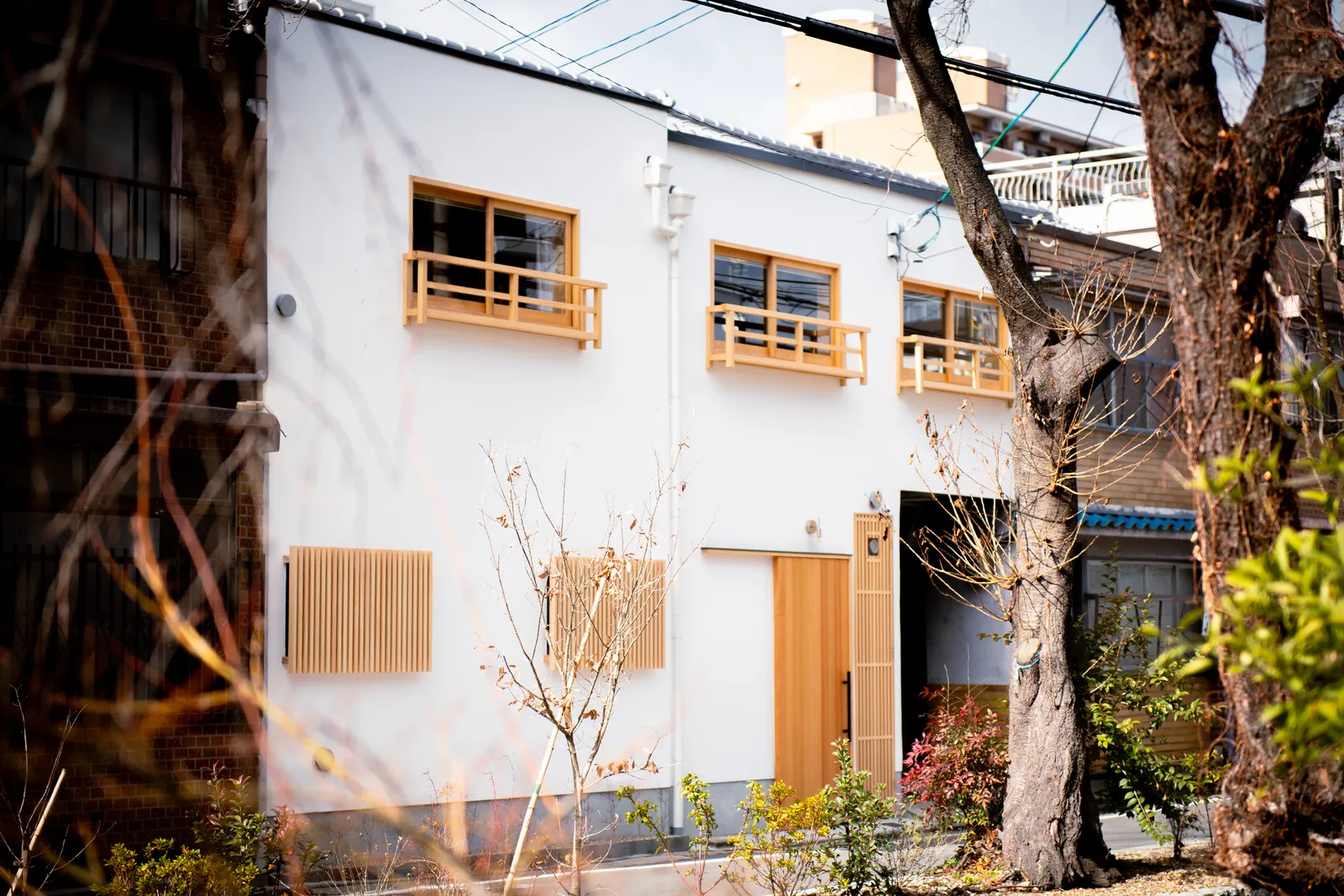 木々に囲まれた耕の外観