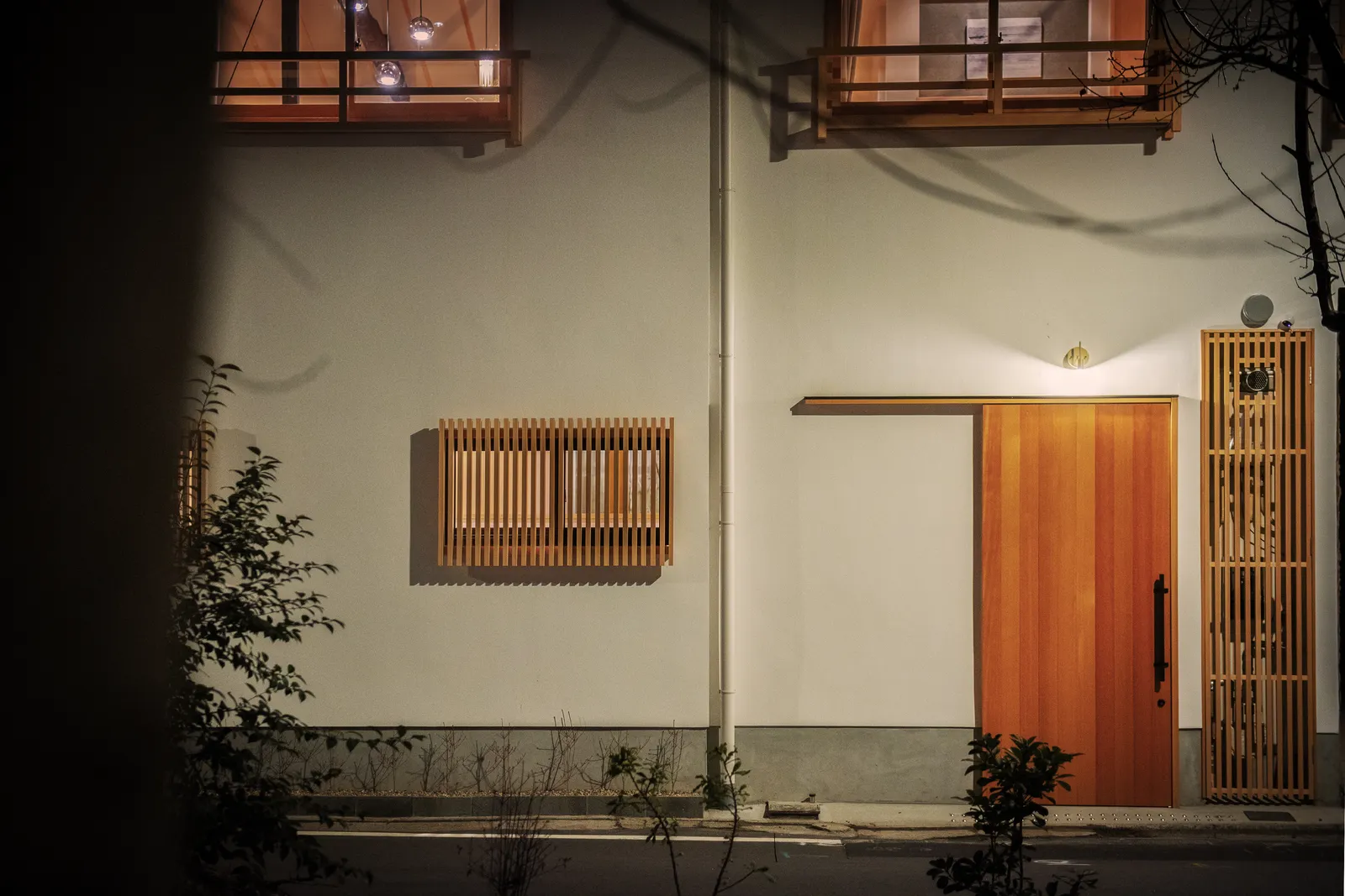夕暮れに灯りがともる、耕の外観