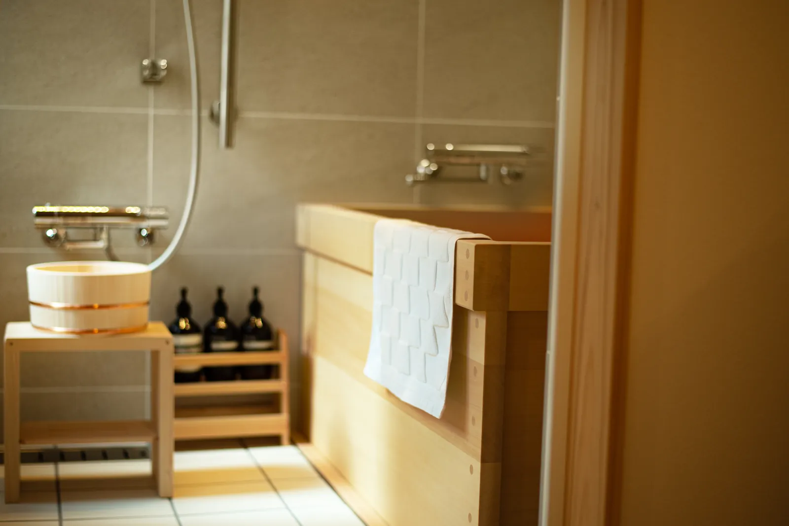 ヒノキ風呂と木桶のあるバスルーム / The hinoki cypress bath with a wooden bucket