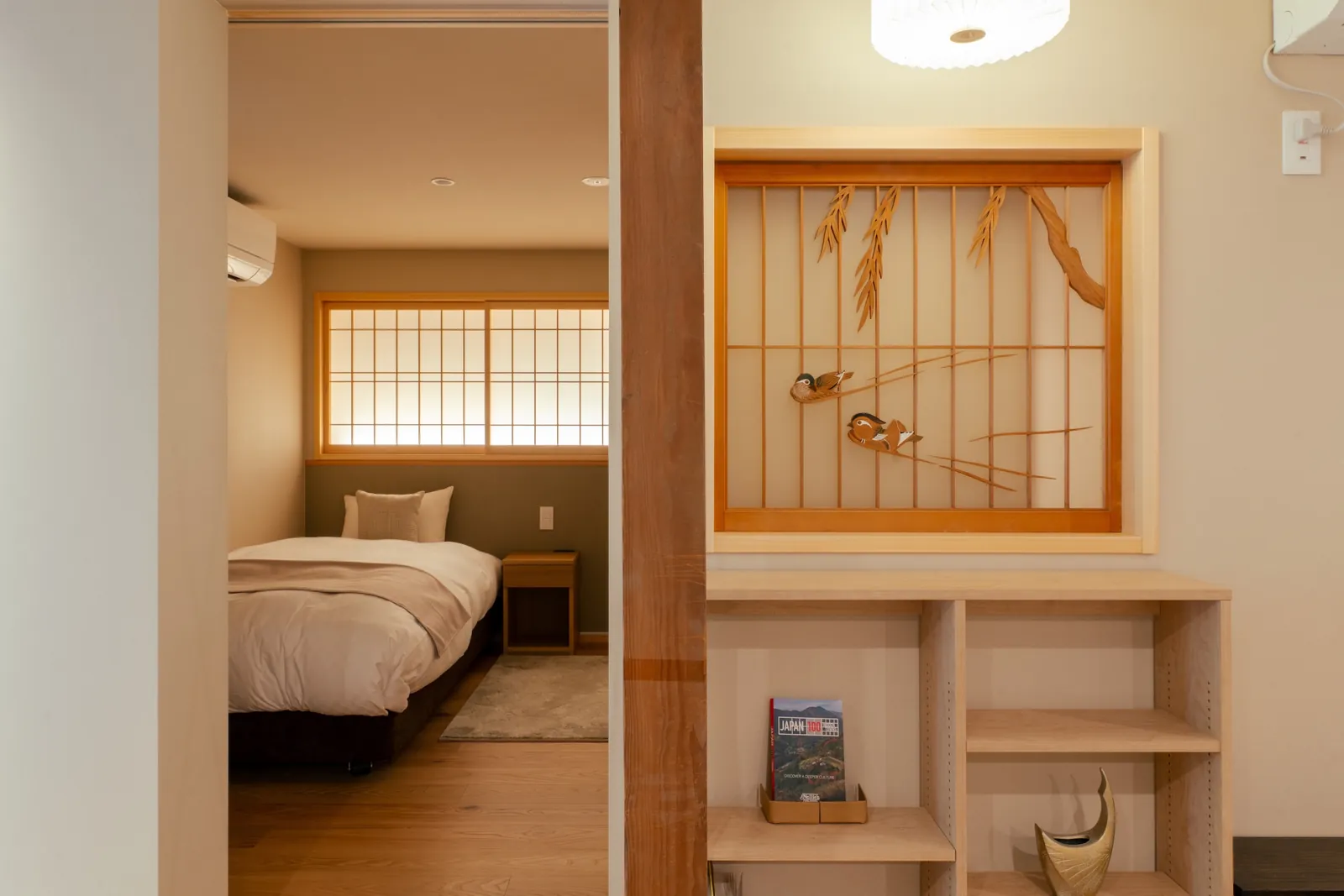 欄間の意匠と寝室をつなぐ廊下 / A carved wooden transom and the hallway leading to the bedroom