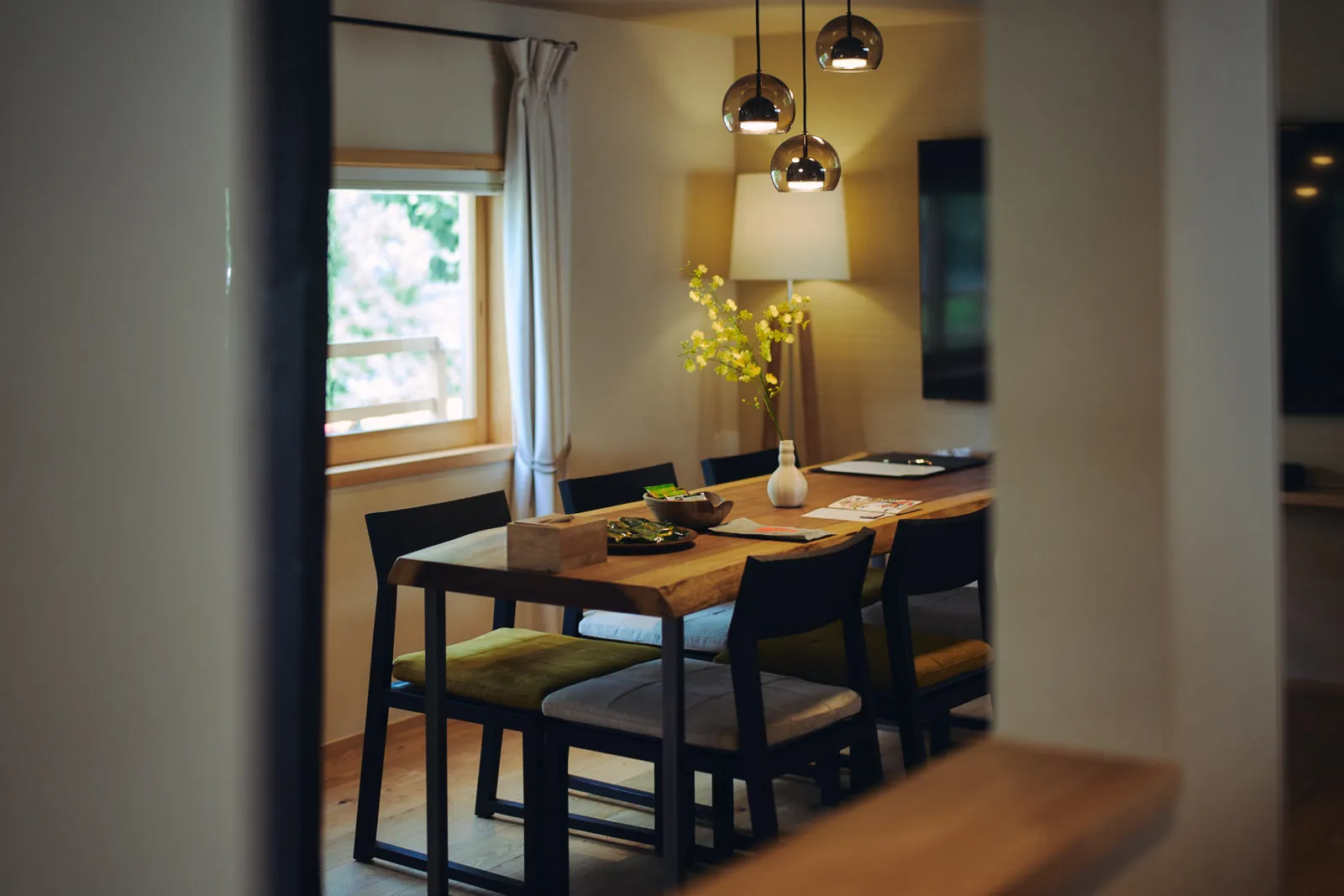 夕暮れのダイニングに灯るあかり / Warm evening light over the dining table at Kou