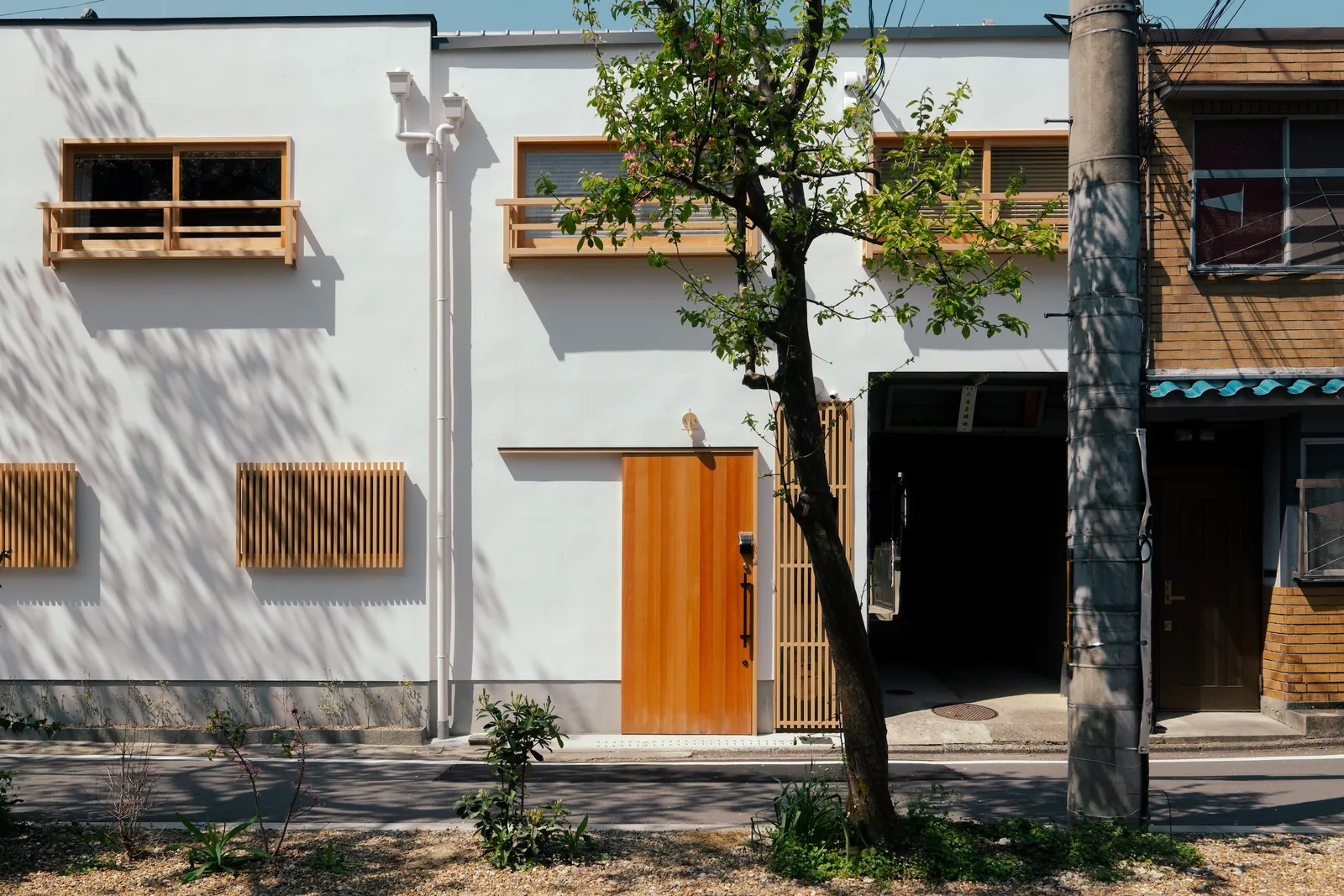 白壁と木格子の耕の外観 / The white-walled facade of Kou with its wooden lattice windows
